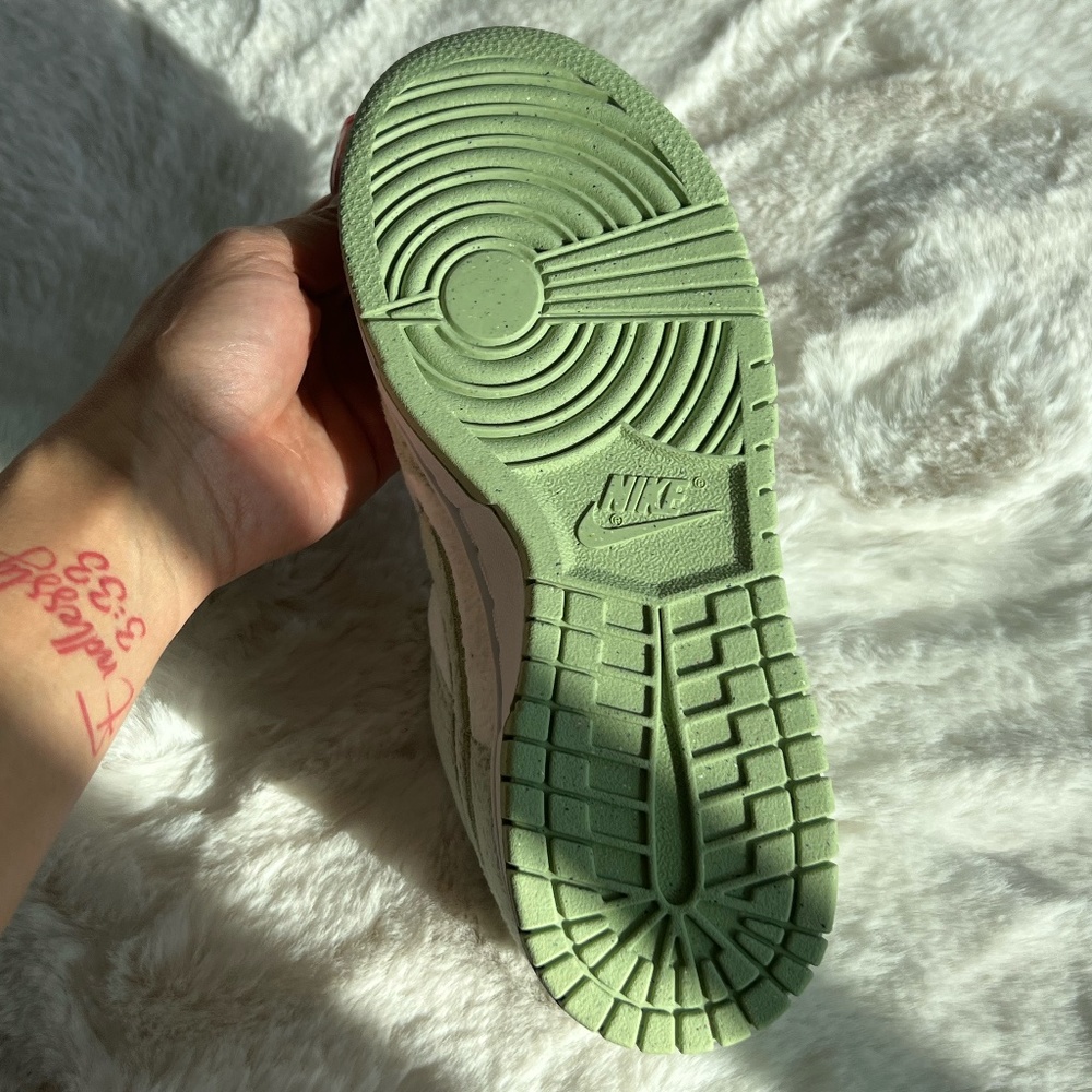 Nike Dunks Low SE 'Fleece - Honeydew' - Picture 3 of 3